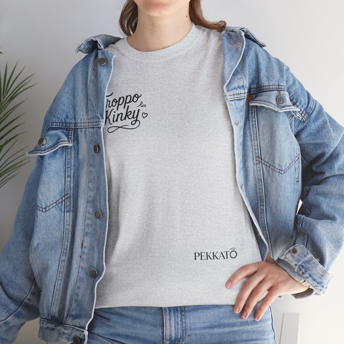 T-Shirt — 'Troppa Kinky' Minimal Script Tee